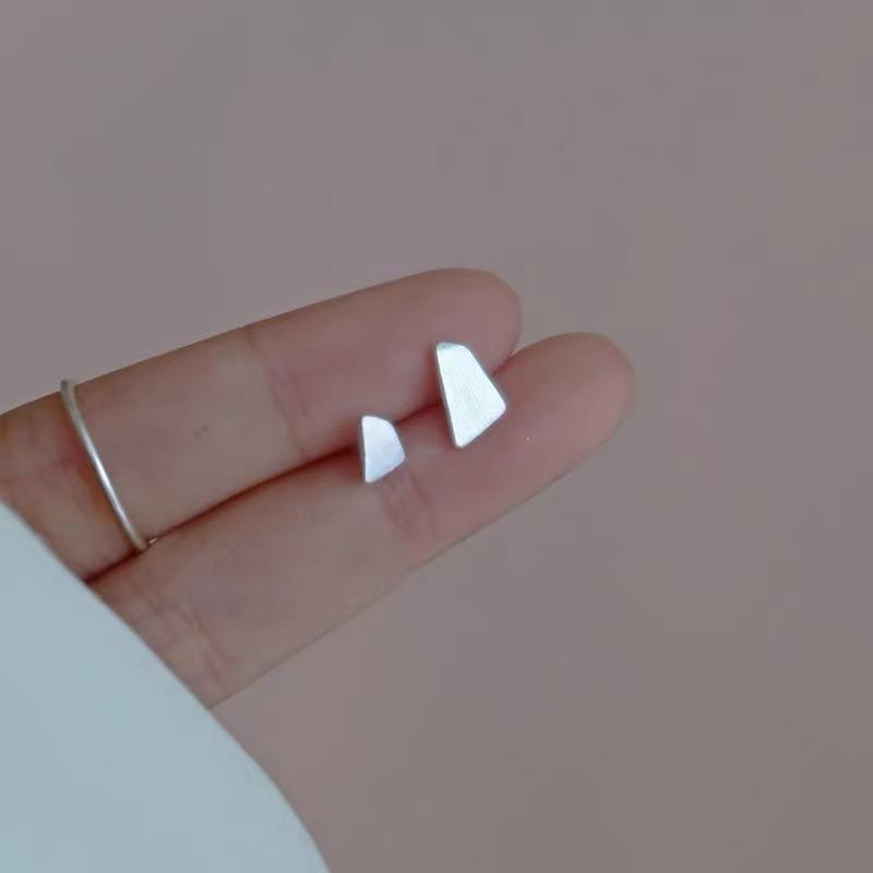 Raising Ear Holes, Small Stud Earrings for Women, Simple, Sweet, Small and Fresh Earrings, Niche Design, Versatile Earrings
