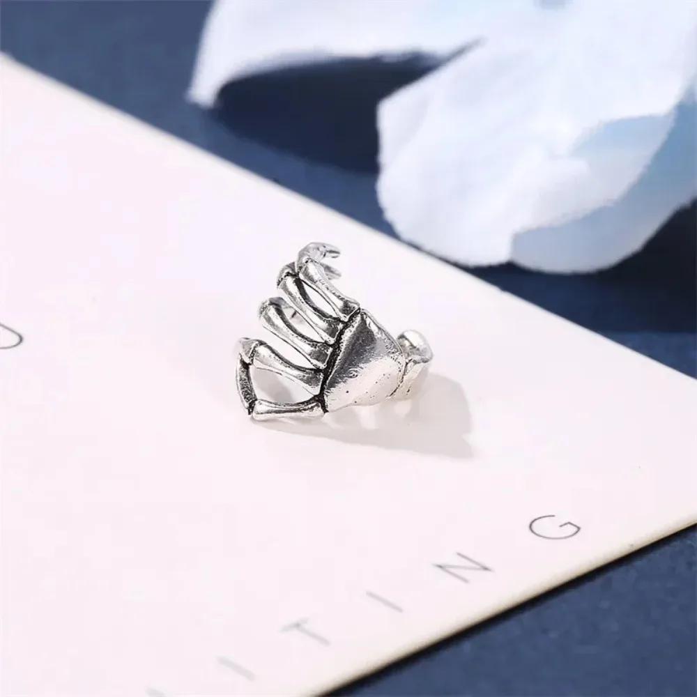 Simple Retro Gothic Skull Hand Bone Clip Fake Pierced Earrings Hip Hop Punk Rock Halloween Fashion Party Men and Women Jewelry