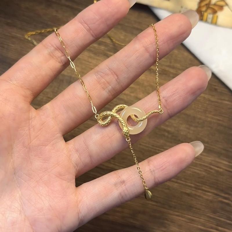 Copper-plated real gold pendant, light luxury imitation chalcedony snake necklace, temperament, fashion, life, versatile accessories direct sales