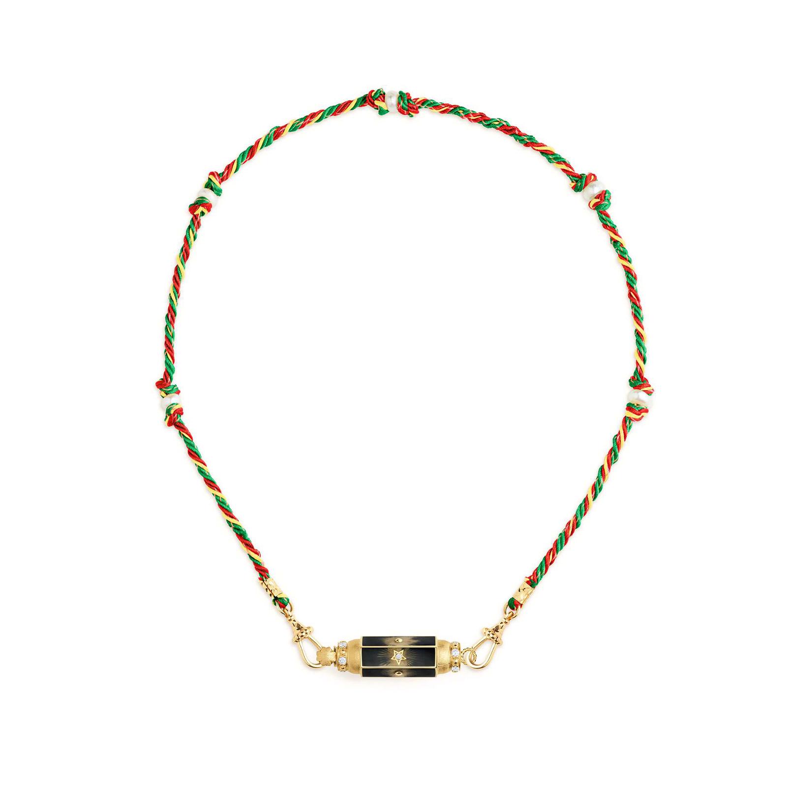 

Радужное ожерелье с подвеской. Модное плетеное ожерелье с золотой отделкой и радужной подвеской для встреч. A