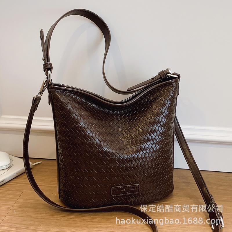 2025 New Woven Bucket Bag Women's High-end Shoulder Messenger Bag Commuter Bag Simple Casual Versatile Fashion