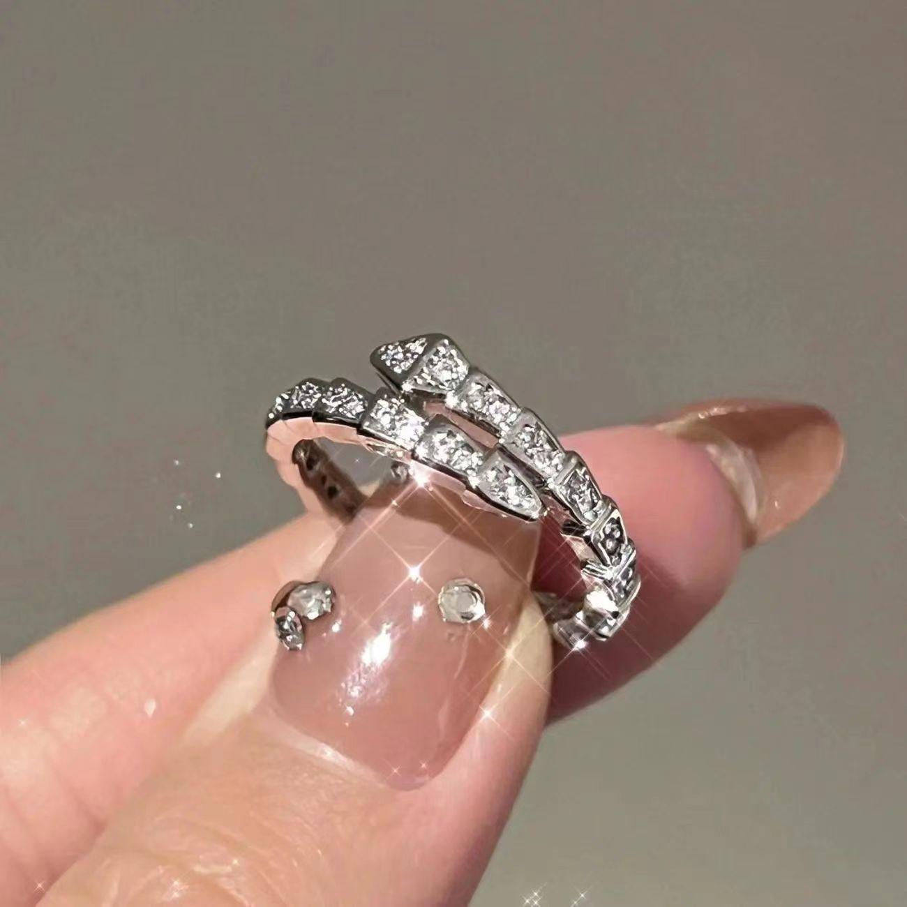 

Женское роскошное кольцо из змеиной кости с бриллиантами - Модное, уникальное дизайн