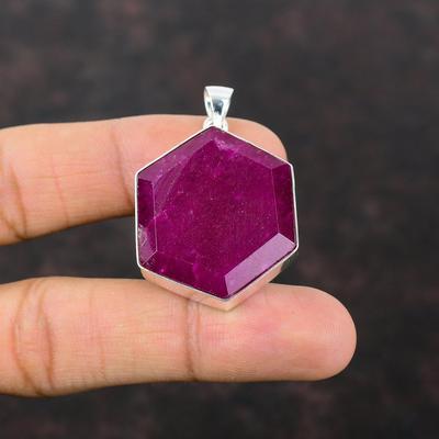Ciondolo sfaccettato con rubino del Kashmir Ciondolo in argento sterling 925 Gioielli con pietre preziose di alta qualità Ciondolo fatto a mano Regalo per un amico Ultimi gioielli di design