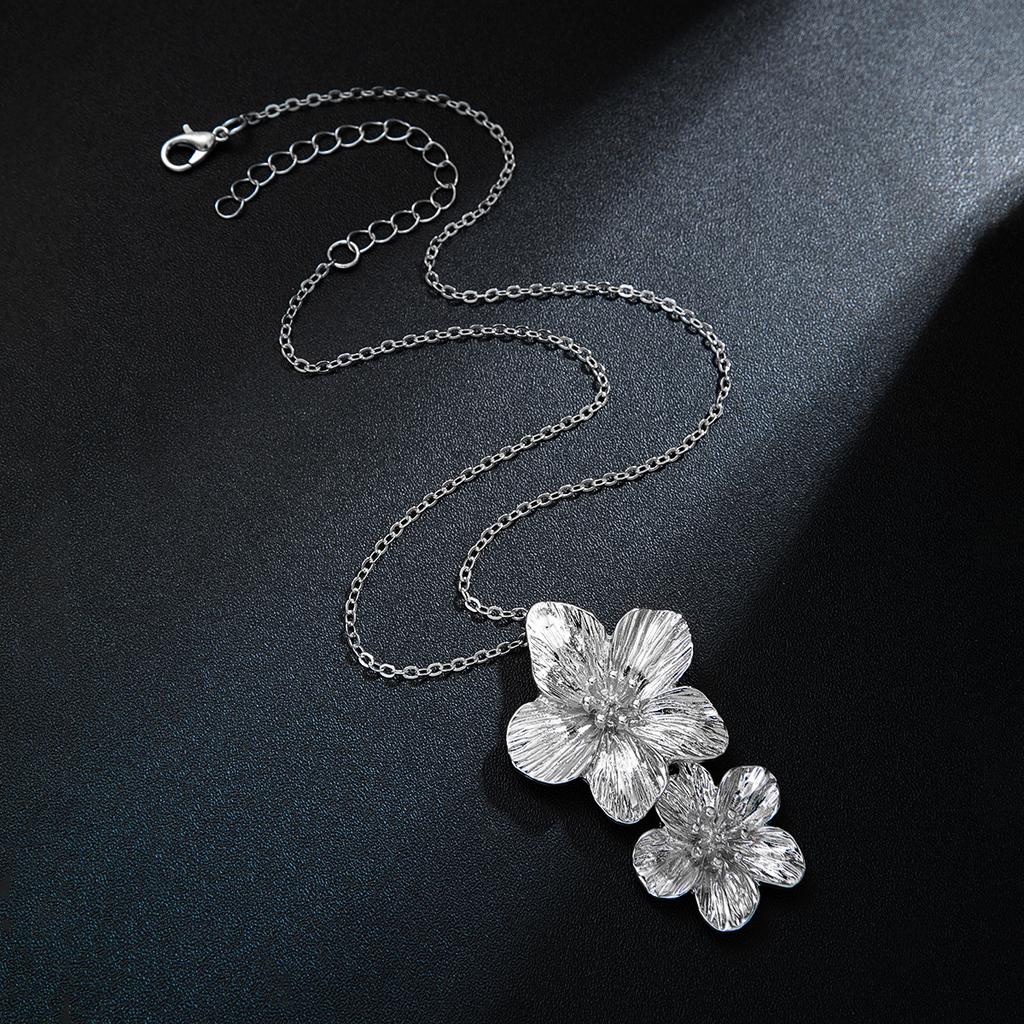 Fashionable and Minimalist Metal Pleated Flower Pendant Necklace, One-piece Flower Long Collarbone Chain Necklace