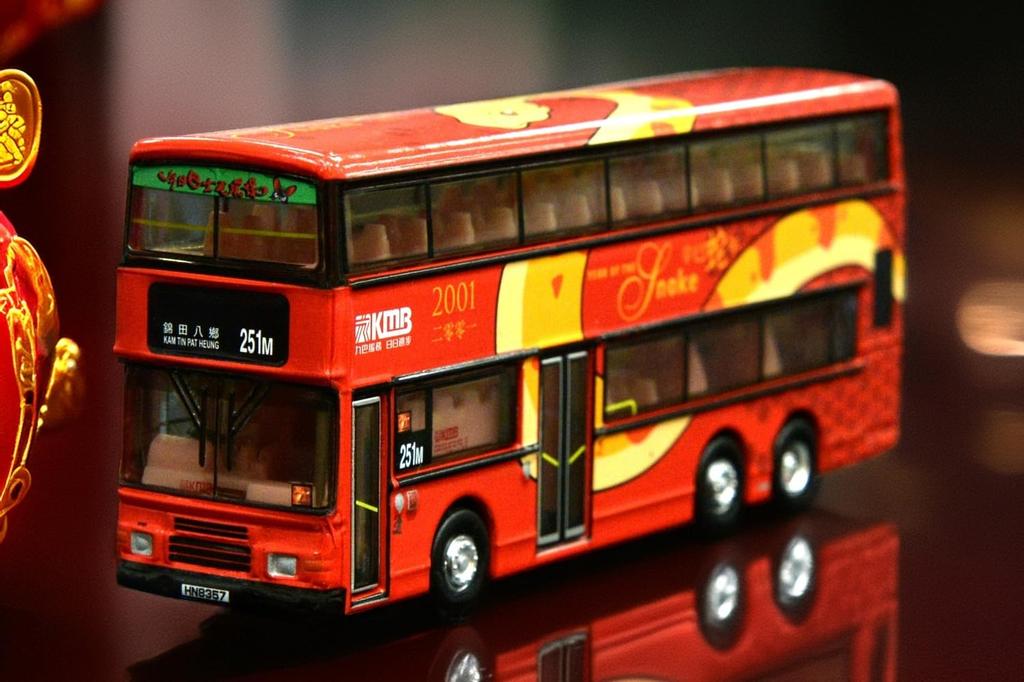 Tiny City Maßstab KMB Bus Volvo Olympian 11m Baujahr 2001 Jahr des Hasen Diecast Modellauto 1/110 Doppeldecker