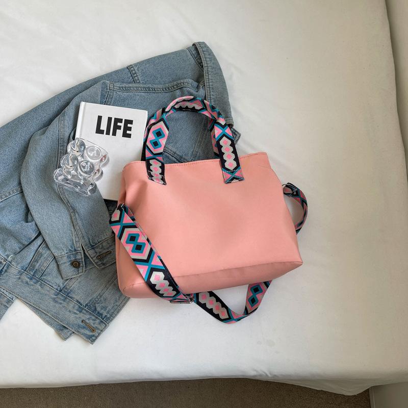 

Women s bag 2025 new Japanese and Korean ins casual messenger bag fashionable and lightweight handbag bag women s versatile shoulder bag рожевий