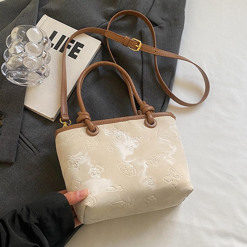 2025 new Korean version of casual niche fashionable embossed portable bucket bag girls commuting shopping versatile messenger bag