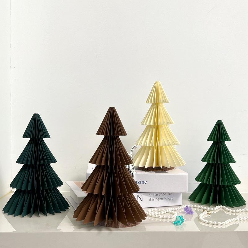 Origami Weihnachtsbaumschmuck: Kreativer Waben-Faltanhänger für Fenster und Geschenkszenen