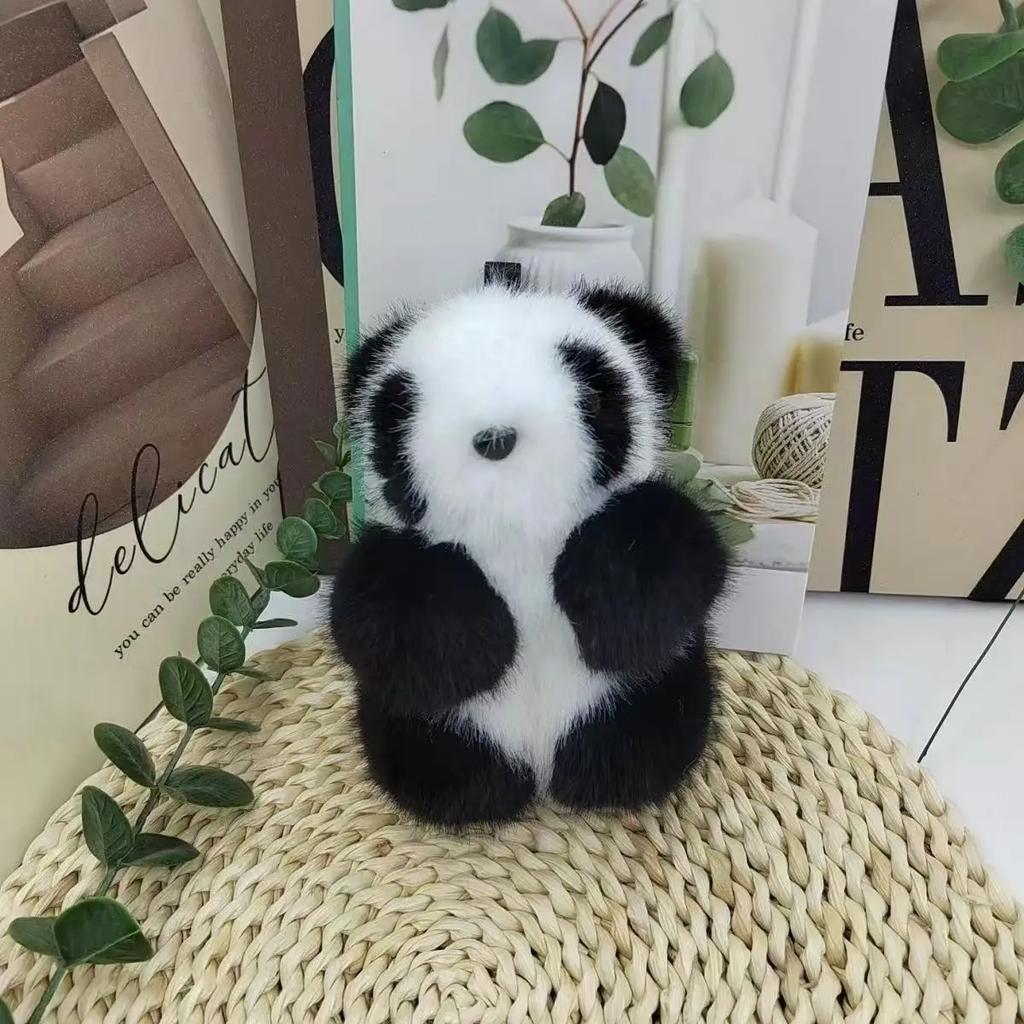 Plyšový přívěsek na tašku s dlouhými chlupy ve tvaru pandy z umělého norku. Dokonalá roztomilá dekorace pro tašky a batohy.