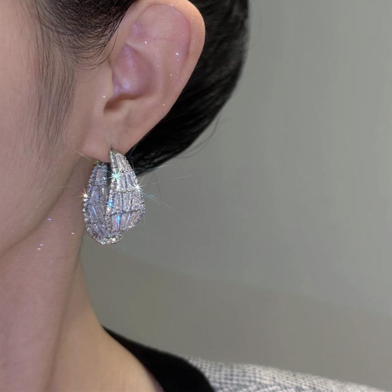 

Универсальные серьги-пусеты «Хрустальный ликорис» с хвостом русалки: Элегантная корейская мода