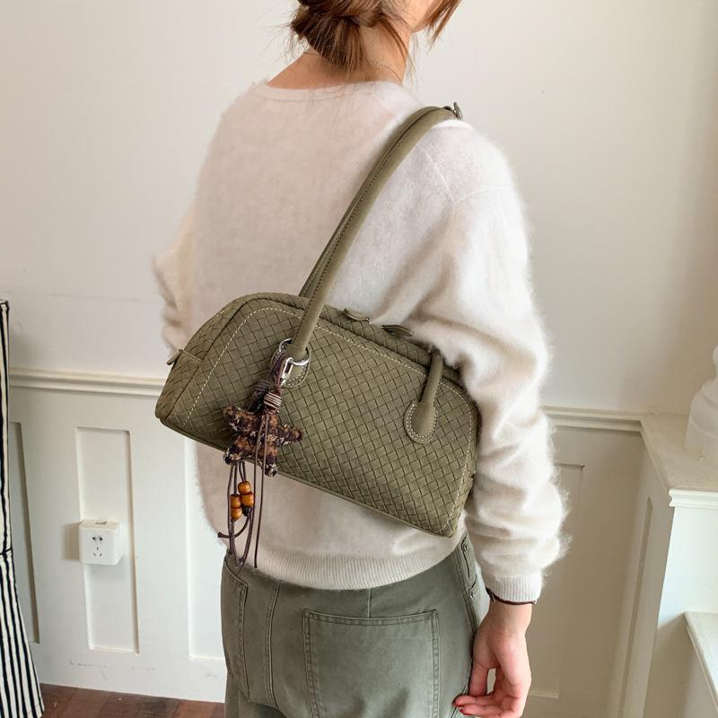 Handheld Bag of Baguette Shape, A High-end Commuter Shoulder Bag with An Underarm Compartment.