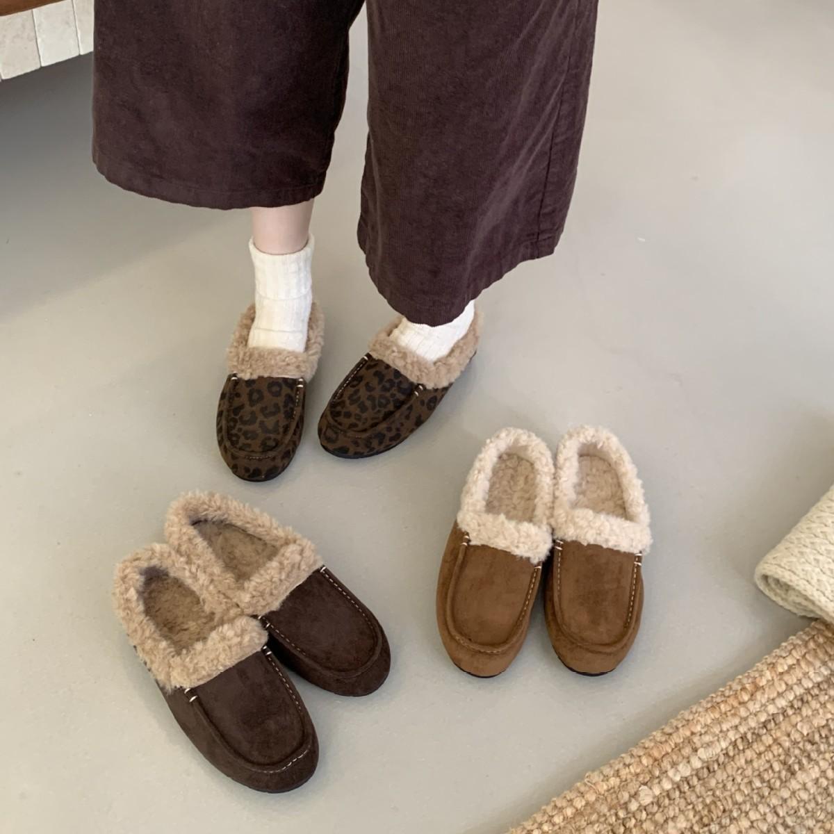 

Frosted leather bag head cotton slippers women s outer wear 2025 autumn and winter small fresh flat-bottomed lamb plush half slippers women 39 цветной печати леопарда