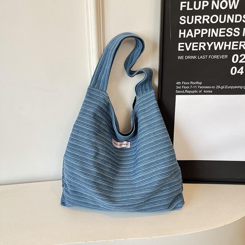 

Новая повседневная нишевая сумка под мышку простая 2025 сумка-тоут через плечо портативная большой вместимости студенческая сумка для учебы и поездок