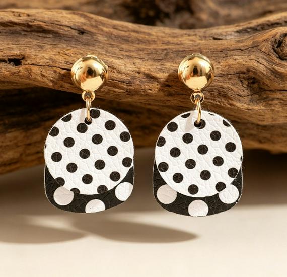Orecchini Geometrici in Pelle a Pois Bianco e Nero Retrò: Design di Nicchia Unico