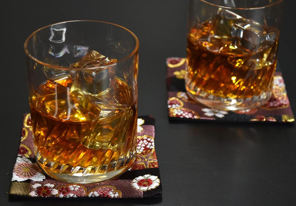 Set of 2 Japanese-style brocade kimono coasters (Beni Sakura)