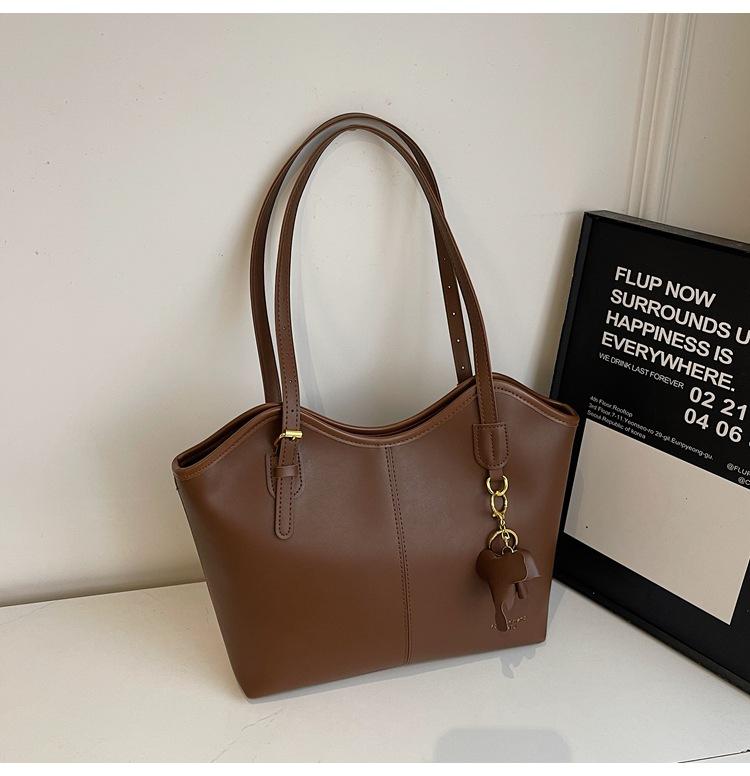 

Retro large-capacity bag women s 2025 new casual simple shoulder bag fashion commuter tote underarm handbag коричневый