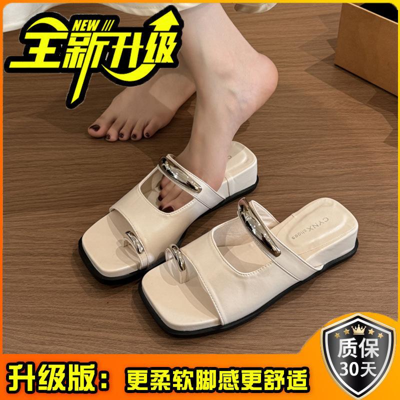 Französisches Zehen-Set mit niedrigem Absatz, coole Hausschuhe für Damen-Sommer-Oberbekleidung, 2025 neue Modelle mit Rock-Temperament, Keilabsatz, Ein-Wort-Sandalen