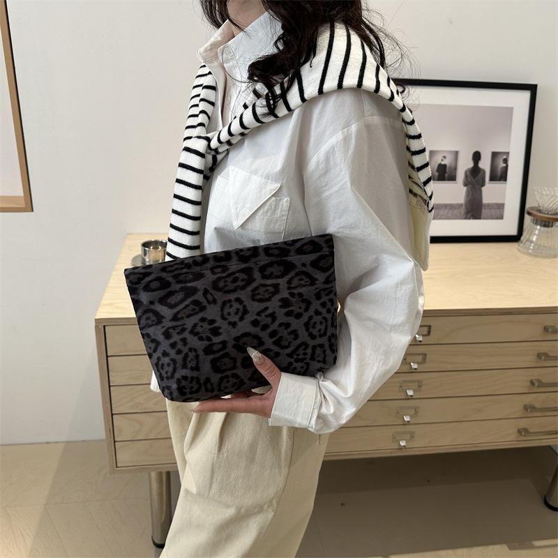 Simple fashion trend small square bag women 2025 new retro trend clutch bag simple large capacity wallet