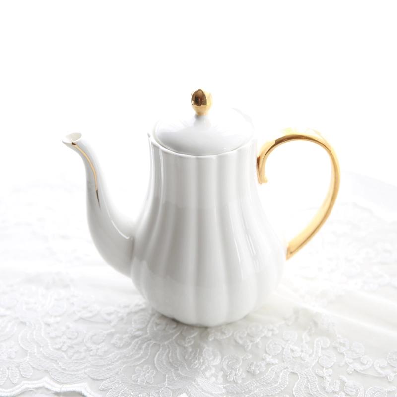 

Керамическая чашка для чая с блюдцем и рельефным узором «Сакура» — белая с золотой каймой, стиль Zakka Teapot