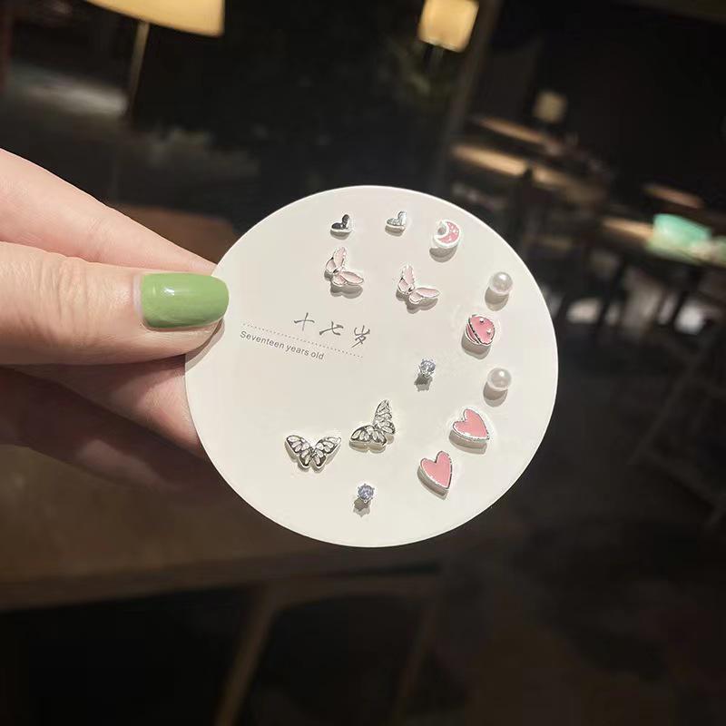 

Универсальный недельный набор: Трендовые маленькие серьги-пусеты для женщин