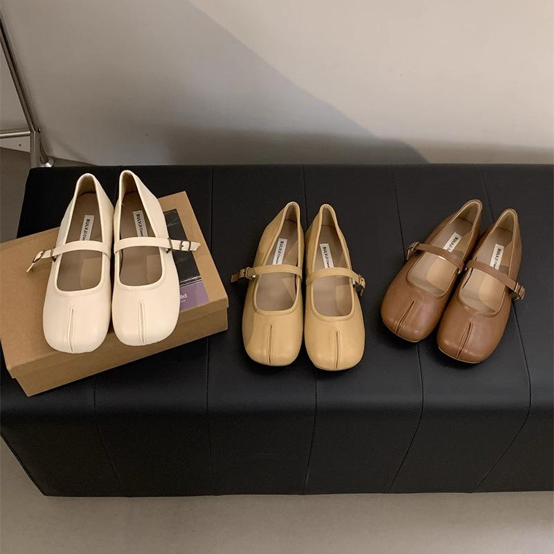 Koreanische Version von flachsohligen Fake-Zehenschuhen mit Schweinsfüßen, Frühling und Sommer 2025 neu, bequeme Doudou-Schuhe mit weicher Sohle