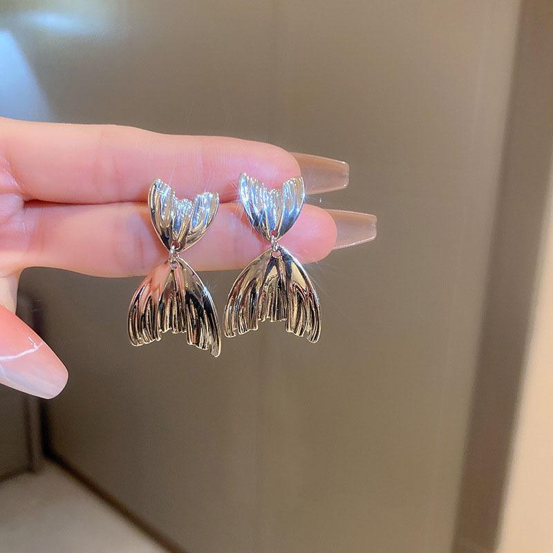 New Simple Metal Style Wrinkle Fishtail Stud Earrings for Women Fashion Personalized Daily Accessory Party Jewelry Birthday Gift