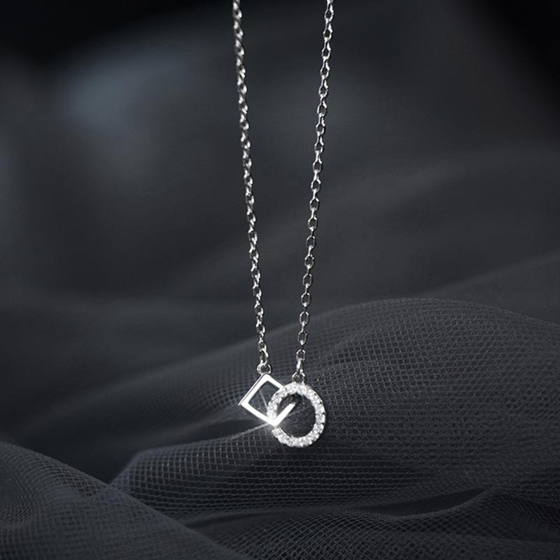 Minimalist And Unique Design Interlocking Round And Square Necklace For Women Minimalist And Understated Geometric Clavicle