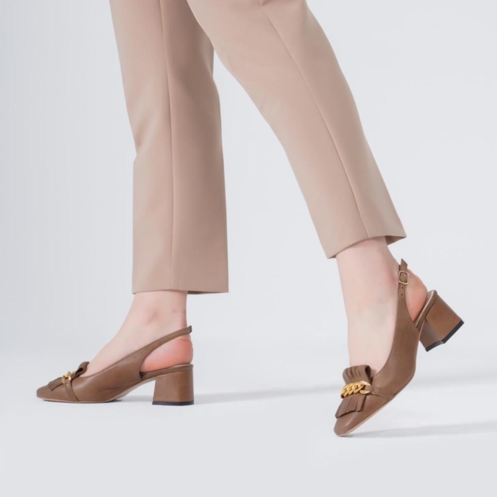 

Женские туфли на каблуке из натуральной кожи с открытой спиной и цепочкой