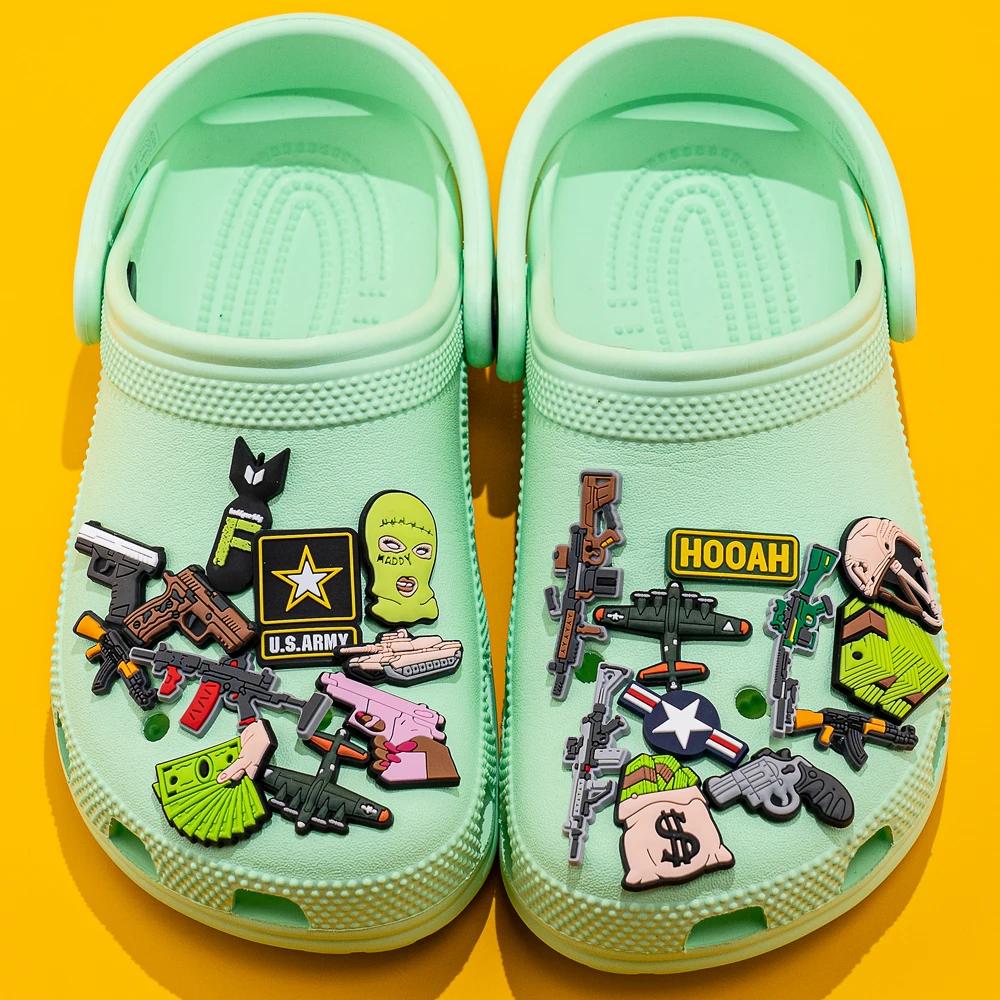 1-25 Stück Waffen Pistolen Dollar PVC Schuh Deko Zubehör Panzer Flugzeug Anhänger DIY Garten Schuh Schnalle Zubehör Party Ornament
