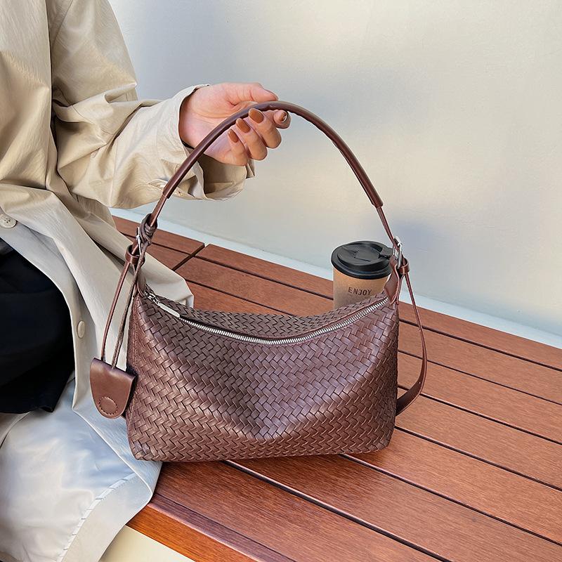 Retro woven bag women's large capacity 2025 new autumn and winter versatile shoulder underarm bag casual work commuter bag