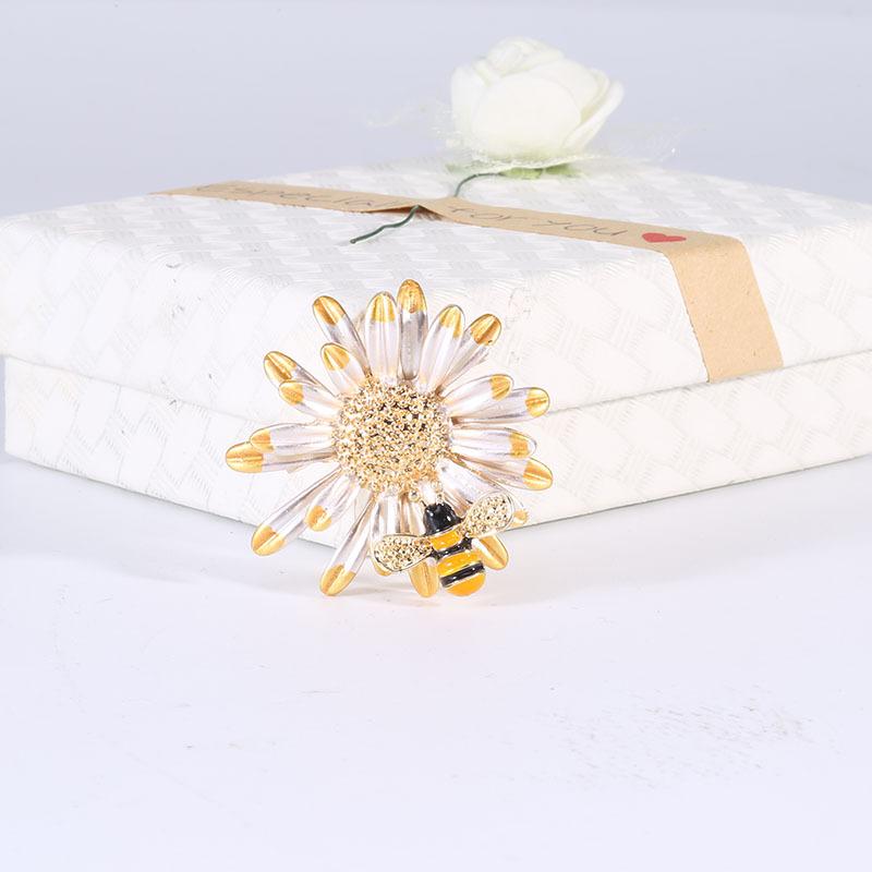 

Япония и Корея Милая Универсальная Капающая Масляная Пчела Маргаритка Медовая Брошь Модный Цветок Корсаж Угловая Пряжка Женские Аксессуары Булавка жёлтый