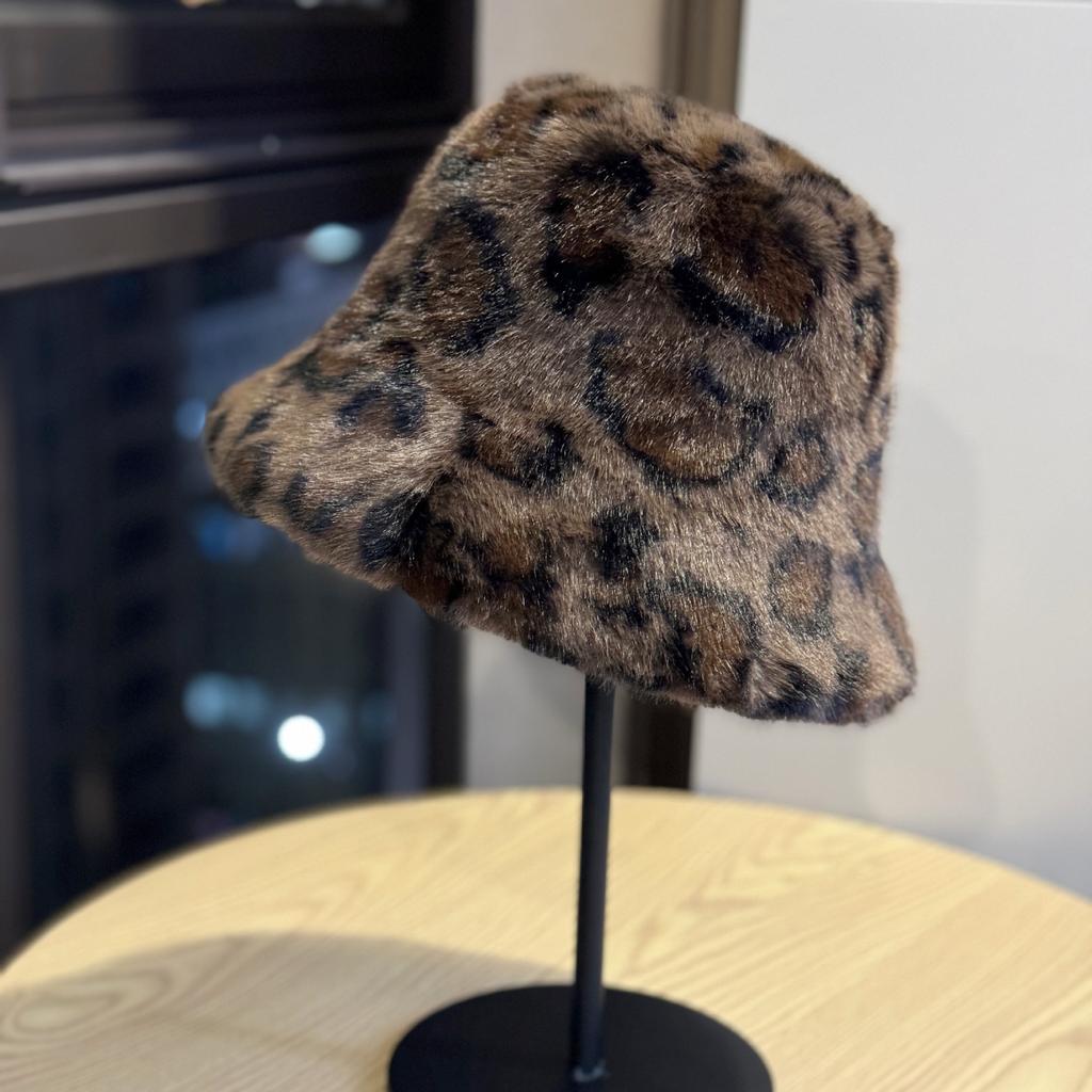 Winter Warm und Modisch Leopardendruck Imitation Nerz Plüsch Damen Outdoor Winddicht und Kälteschutz Ohrenschutz Warmer Pelziger Fischerhut