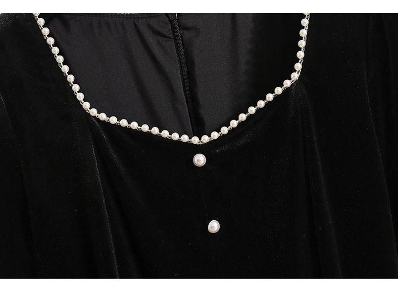 Damen Samtkleid in Übergröße mit quadratischem Ausschnitt für Herbst 2025 - Bauchkaschierend, Schlankmachend, Tailliert, Elegantes Schwarz mit Goldverzierungen