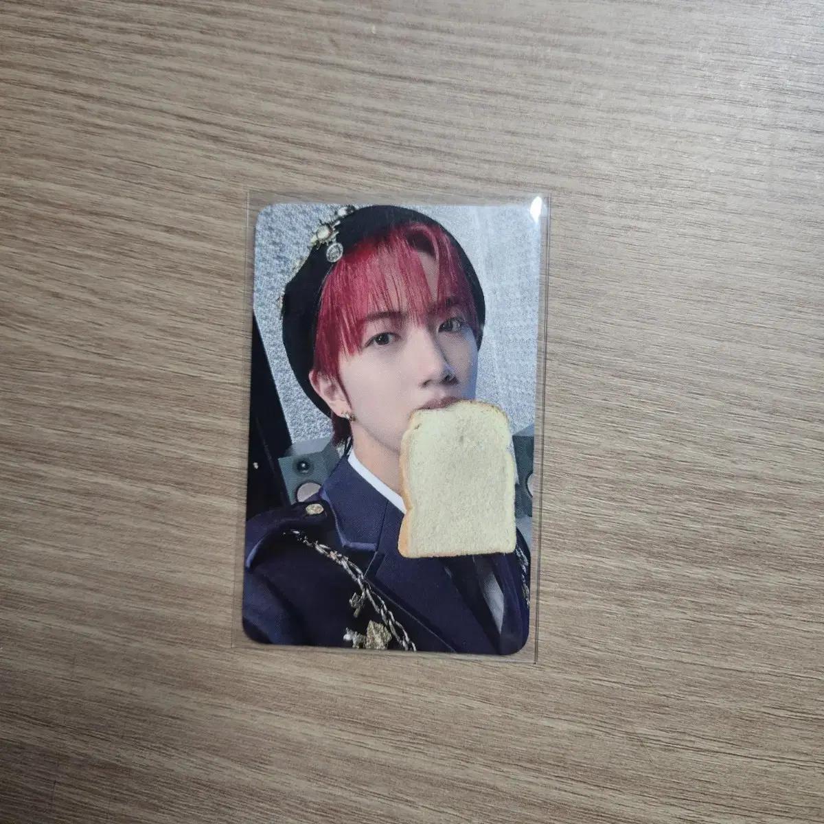

Cravity Wonjin White Bread Photocard