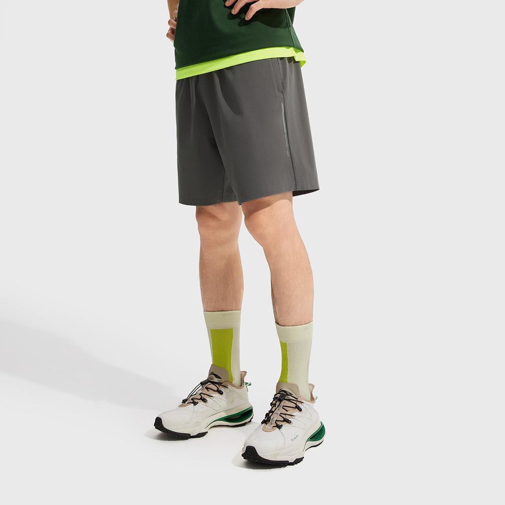 Li Ning Fitness Serie Lässige Bequeme Atmungsaktive Sportshorts Herrenshorts Road-Grau AKSV525-5