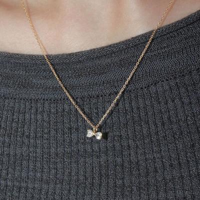 Moderne Halskette aus 14-karätig vergoldetem Silber mit Tau-Herz-Schleife