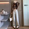 Damen Jeans mit weitem Bein in Traubenlila mit Lederpatch - Trend Frühherbst 2025.