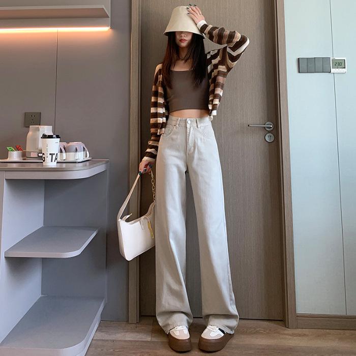 Damen Jeans mit weitem Bein in Traubenlila mit Lederpatch - Trend Frühherbst 2025.
