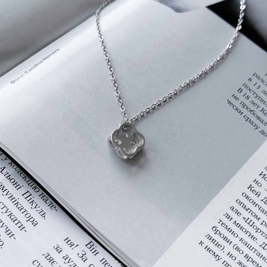Серебряное колье с фианитами, вес изделия 3,32 гр (2159957)