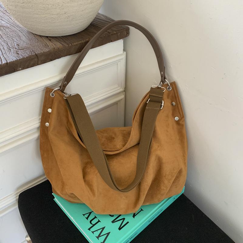 

2025 new tote bag large capacity suede casual commuter bag women s retro soft leather diagonal span simple shoulder bag коричневый