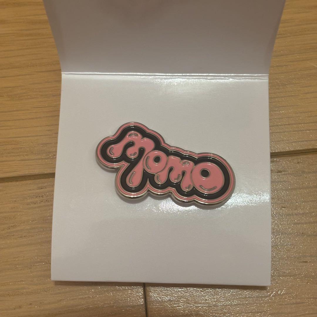 

[USED] TWICE momo pin badge