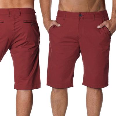 Bordo'da erkek chino şortları