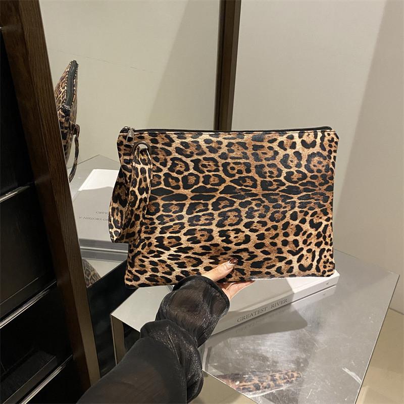 

Elegant Vintage Style Black Pu Handbag Chic Autumn Fashionable Clutch For Women кавовий