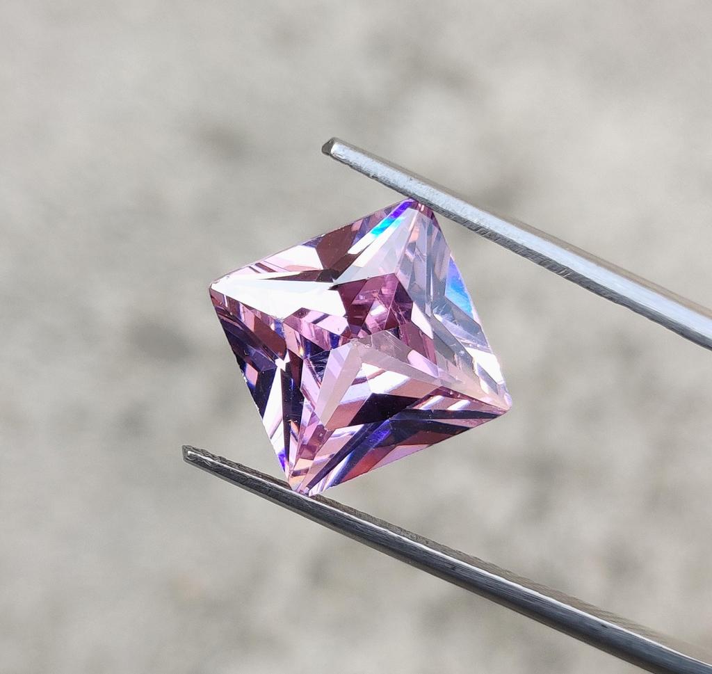 Kamień cyrkonowy w kształcie kwadratu, kolor naturalny różowy, szlif princessa, partia cyrkonii w kształcie kwadratu.