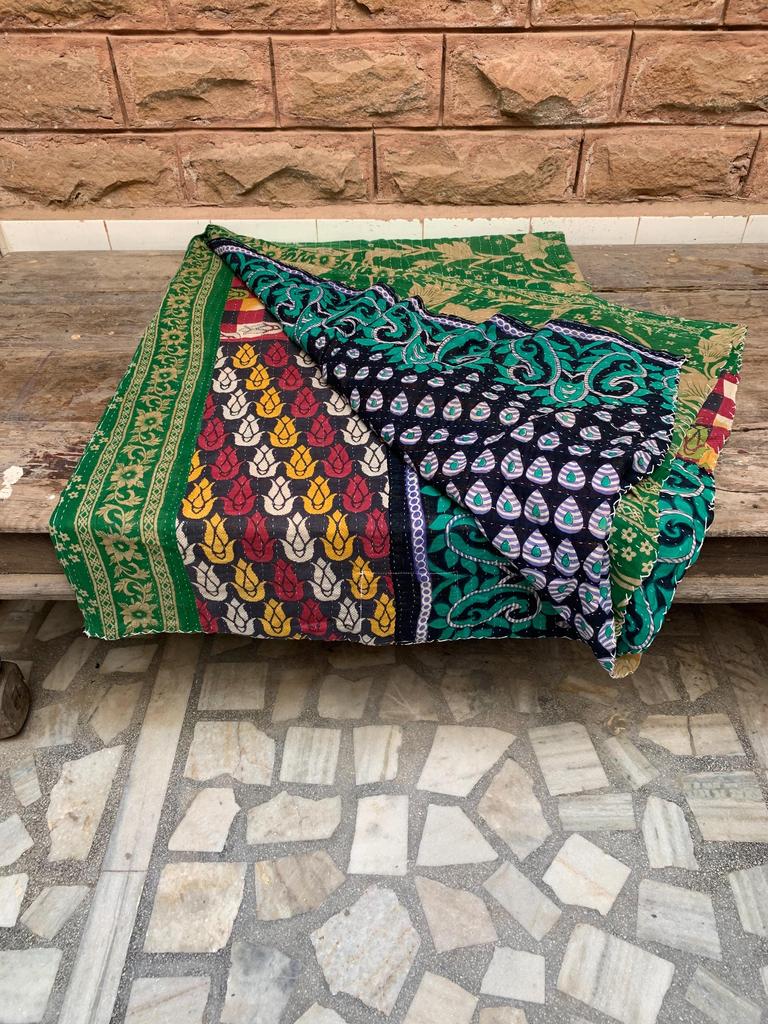 Vintage Kantha Quilt: Handgenähte florale Baumwoll-Überwurfdecke