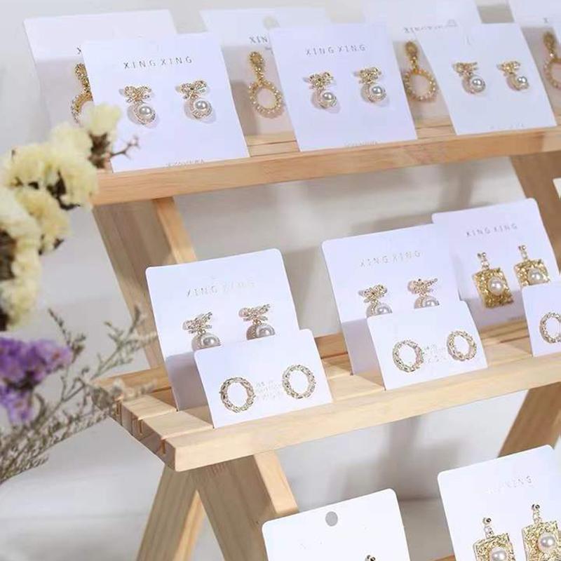 Flerlags utstillingsstativ Loggring Øredobbknapp Utstillingsstativ Avtakbart Øredobbkort Smykkestativ Dukkehånd Visning