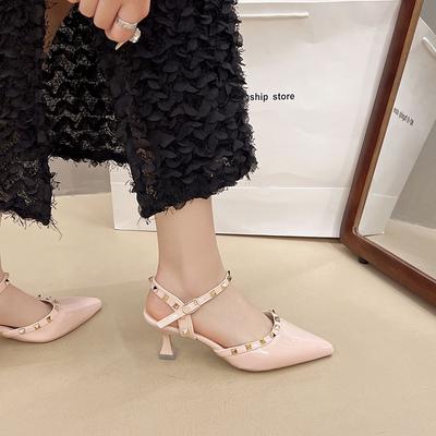 Nieten Stilettos Frühling und Sommer neue Mode spitz Lackleder Obermaterial All-Match Schnalle Temperament Sandalen