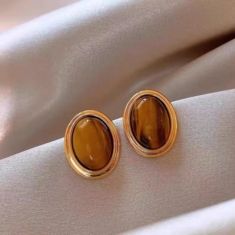 Silver Needle Clover Stud Earrings: Retro Hong Kong Style, Elegant and Fashionable Women's Luxury Jewelry.