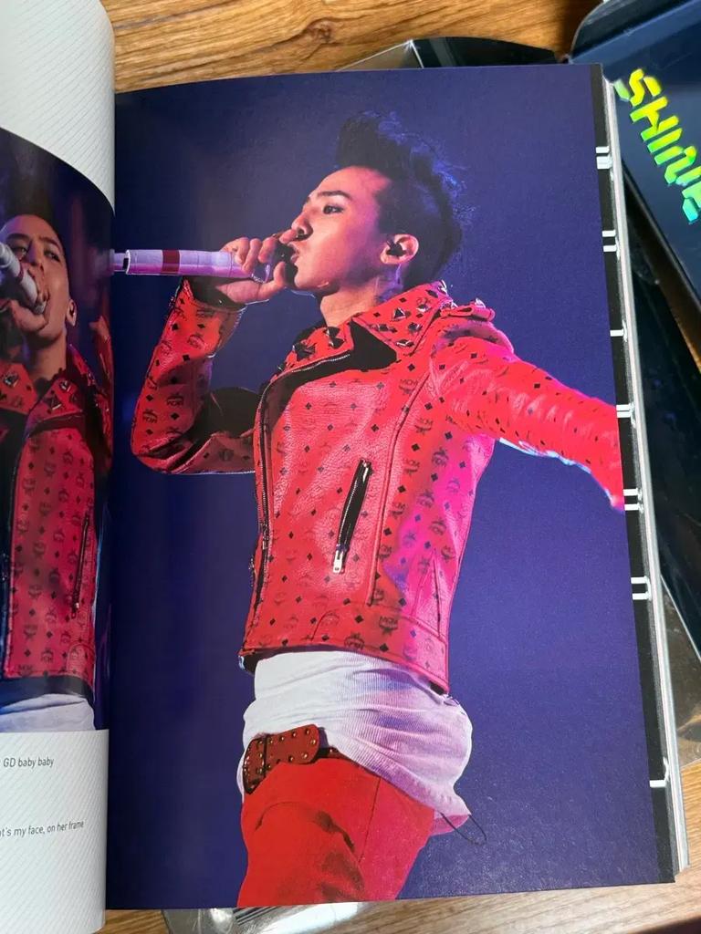 G-DRAGON GD SHINE A LIGHT DVD Nevystříhaná verze + Fotokniha Použité