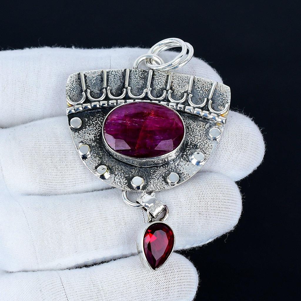 Wisiorek z rubinem z Kaszmiru, Ręcznie robiona biżuteria ze srebra próby 925, Srebrny wisiorek z czerwonym granatem, Biżuteria na imprezę dla kobiet, Wisiorek na prezent noworoczny